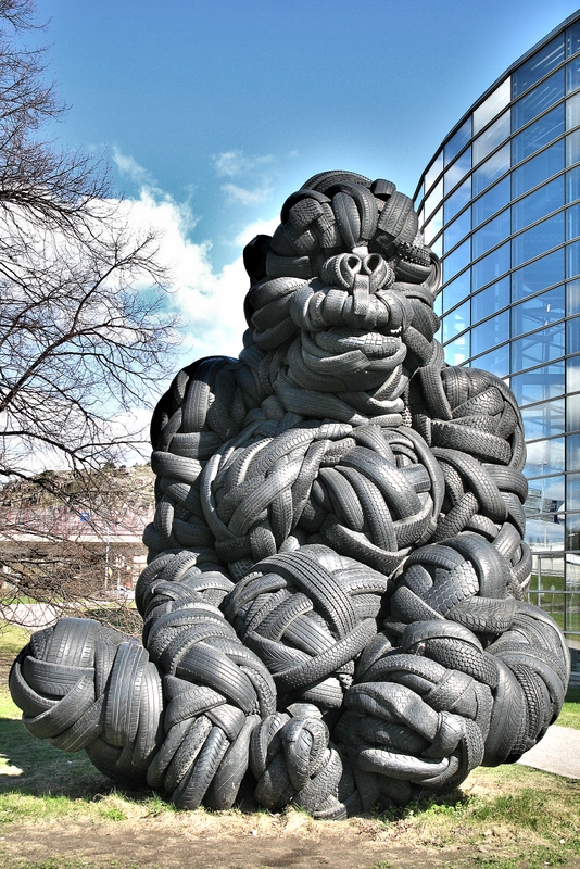 Горилла из вторсырья