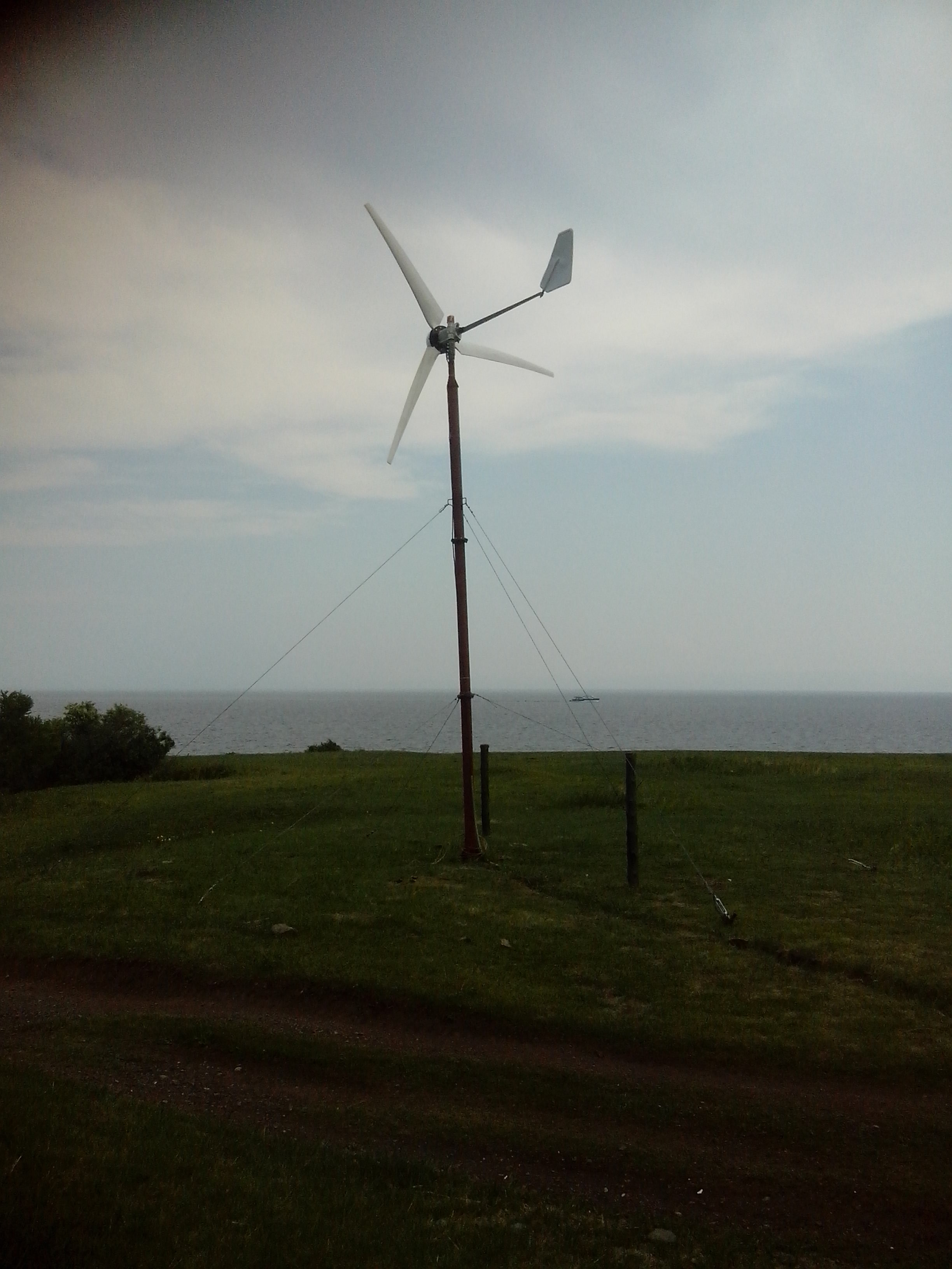 Ветрогенератор 2000Вт, высота мачты 6м, длина лопасти 2 метра