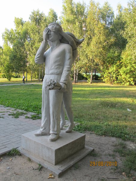 памятник первому свиданию
