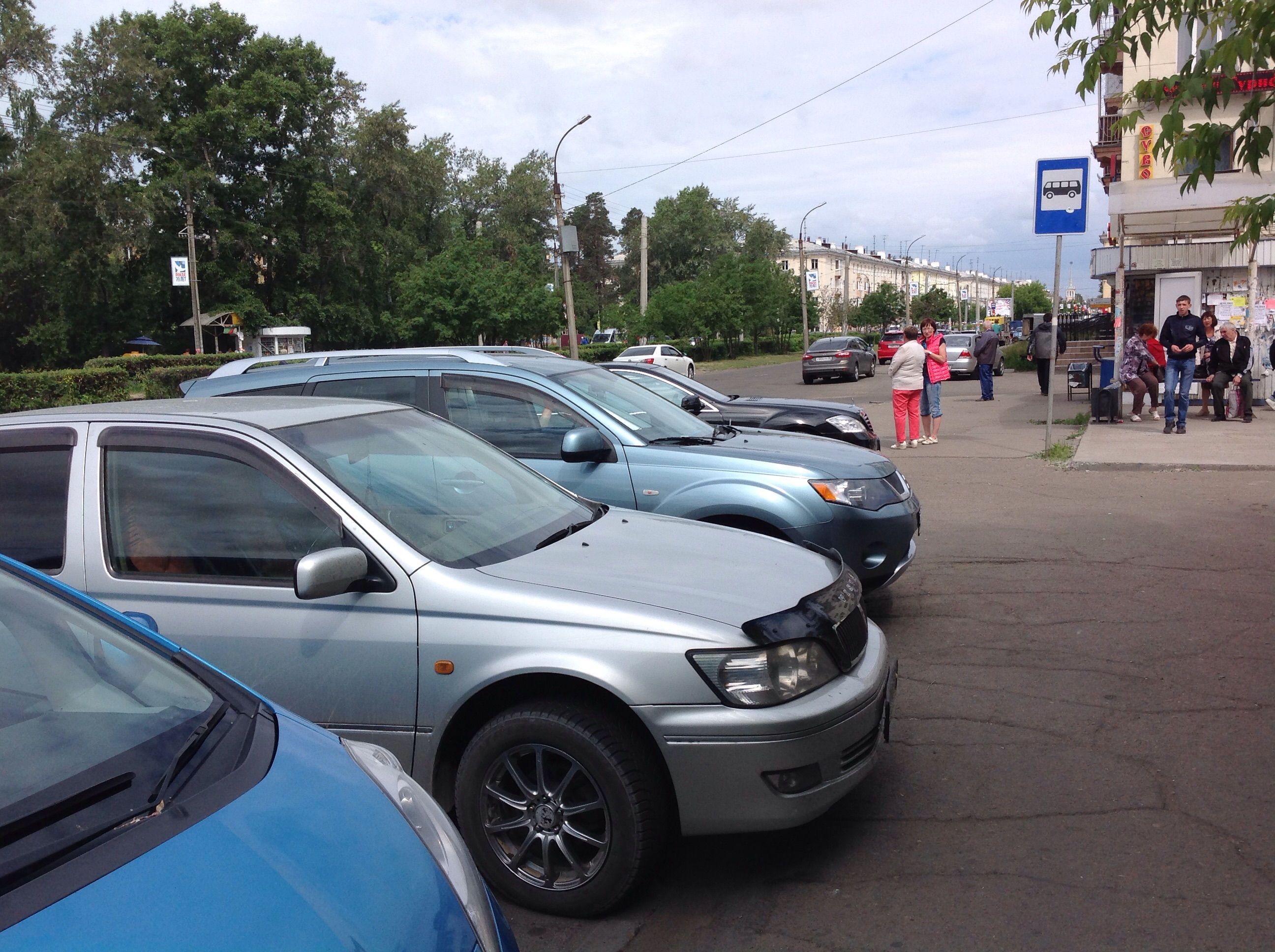 Массовое нарушение требований знака "Остановка общественного транспорта" 