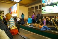 в ожидании рейса на транспортерной ленте