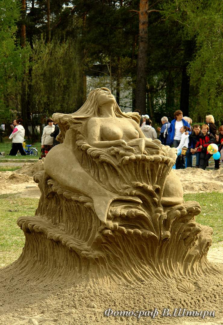 Русалка и дельфины.