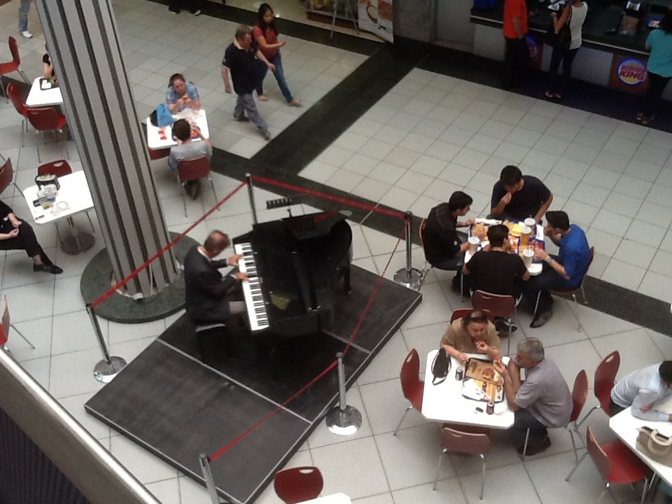 В торговом центре в обеденное время мужик играет что то из классики... Красиво...