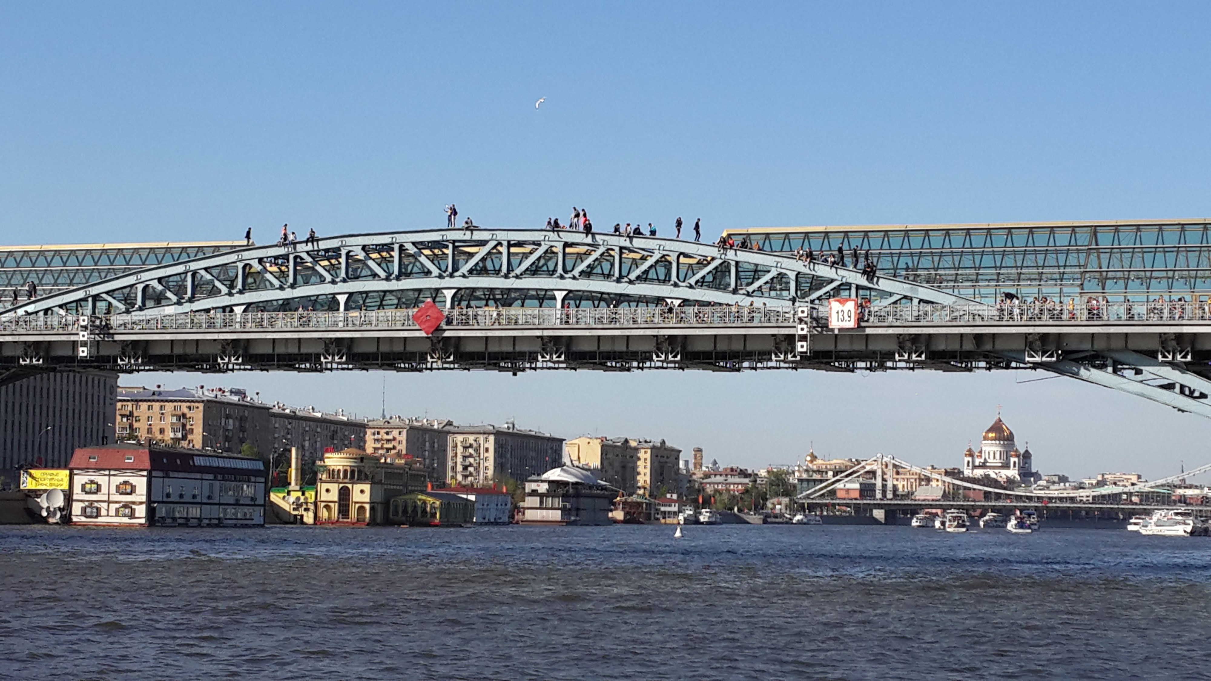 а мы сидим на крыше, кто выше, а кто ниже