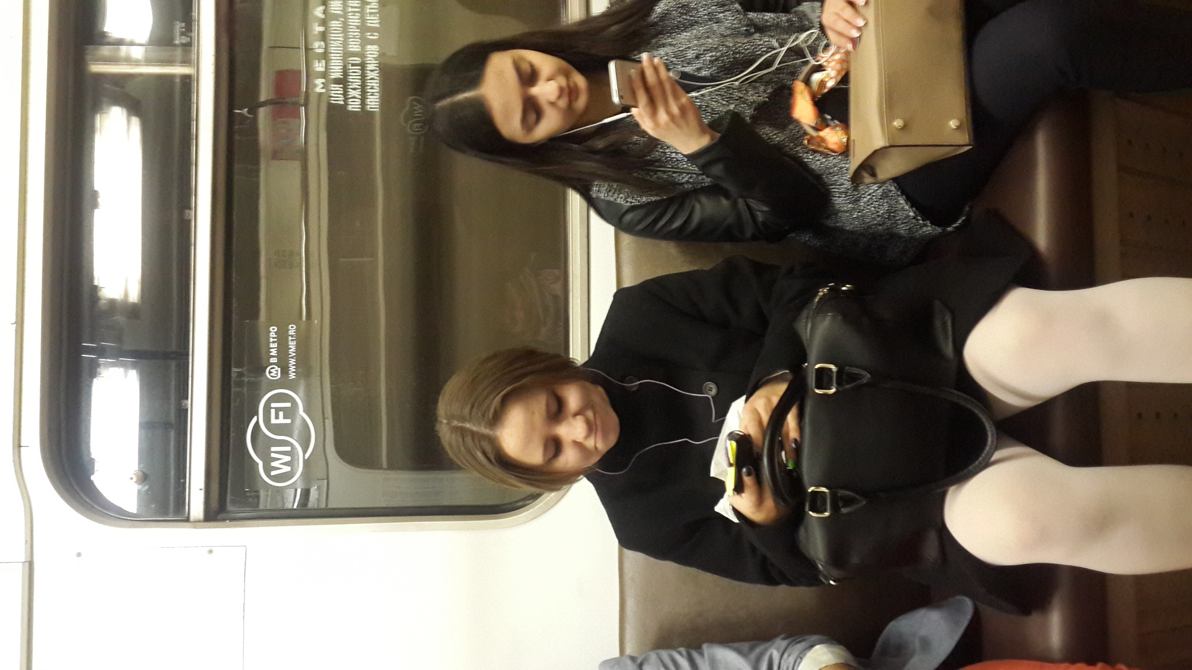 а в метро все вайфаются 