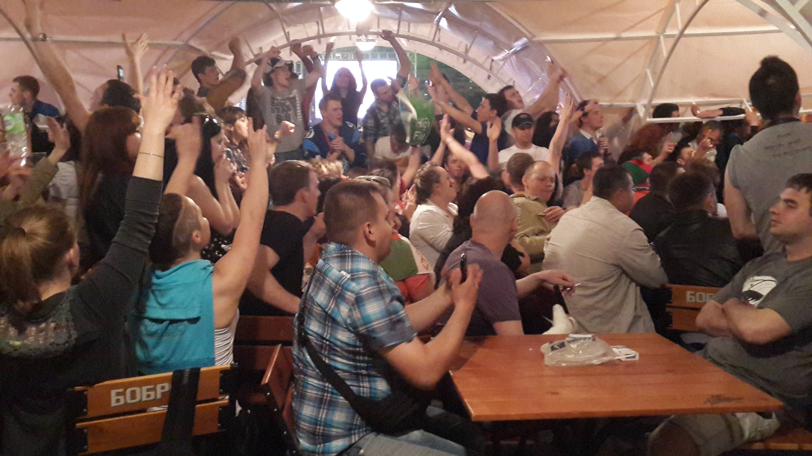 белорусы скандируют " мы разом, нас многа,  за нами перамога!"