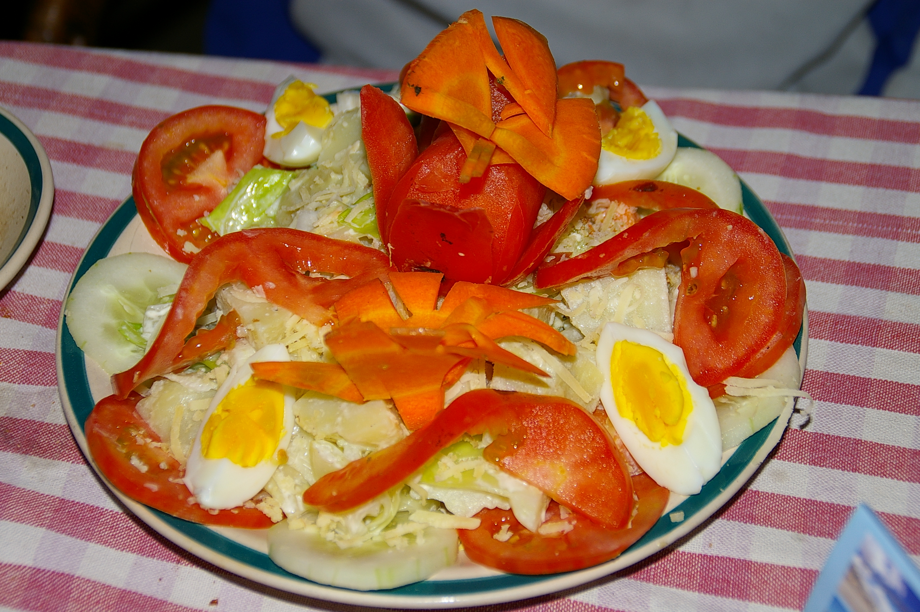 русский салат (с картошкой и яйцом)