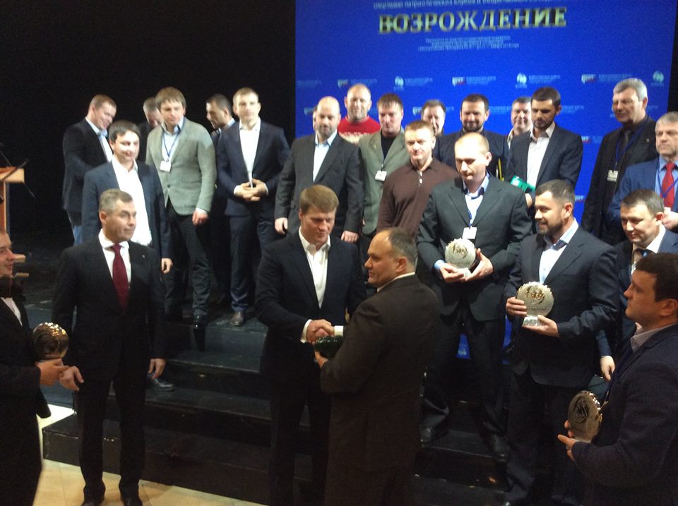 Церемония вручения подарков "отцам-командирам" - основателям движения