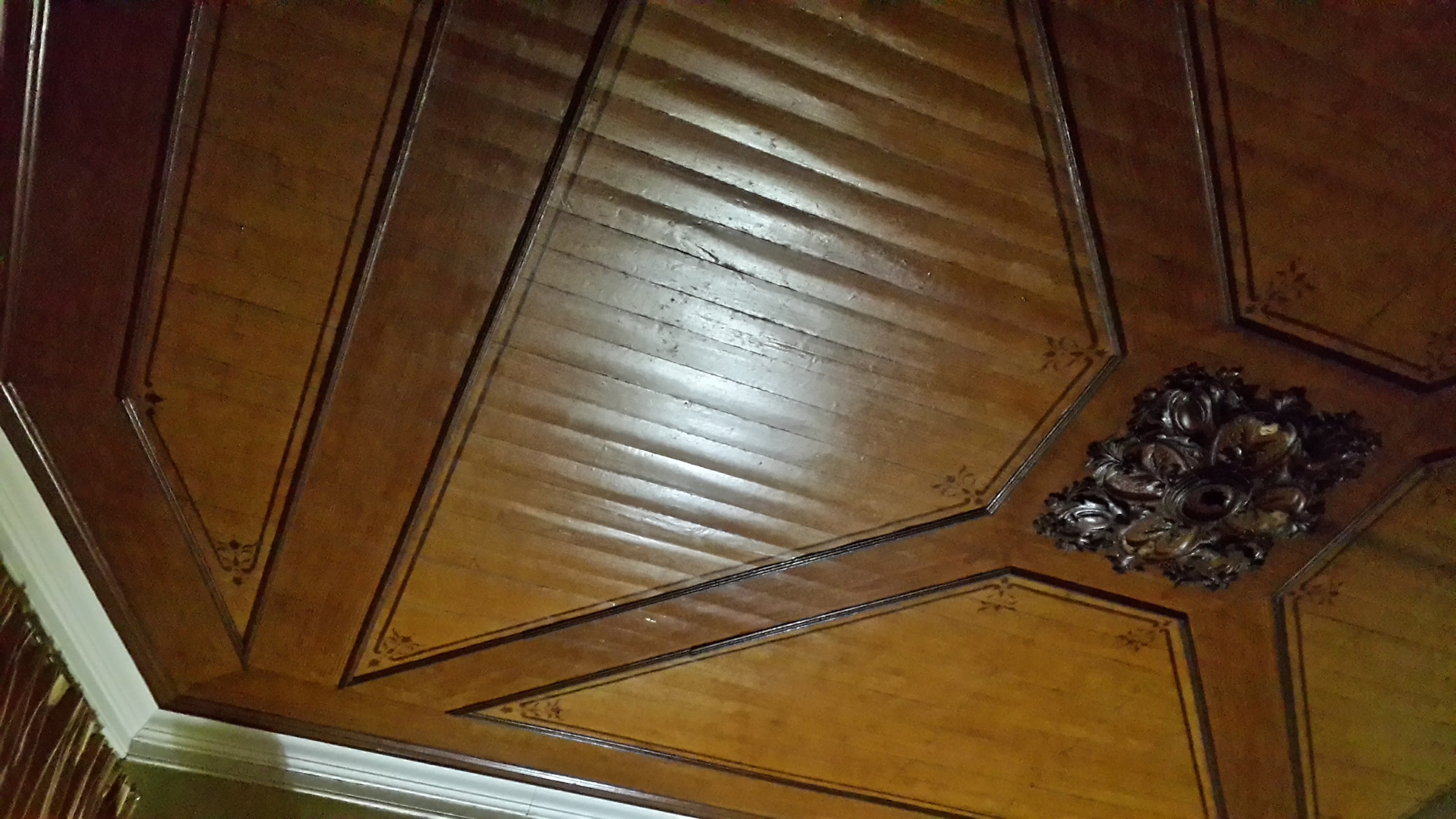 гостиница Блест Гана,  Винья-дель-Мар. Резной потолок