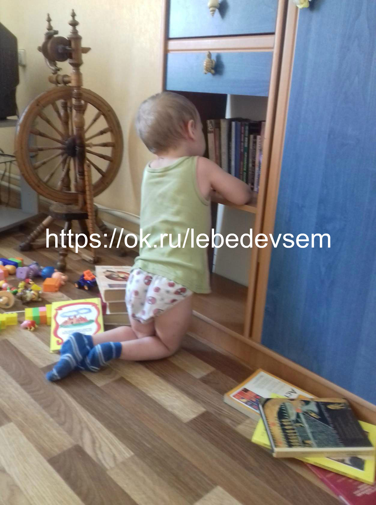 Вот так у полки на коленочках