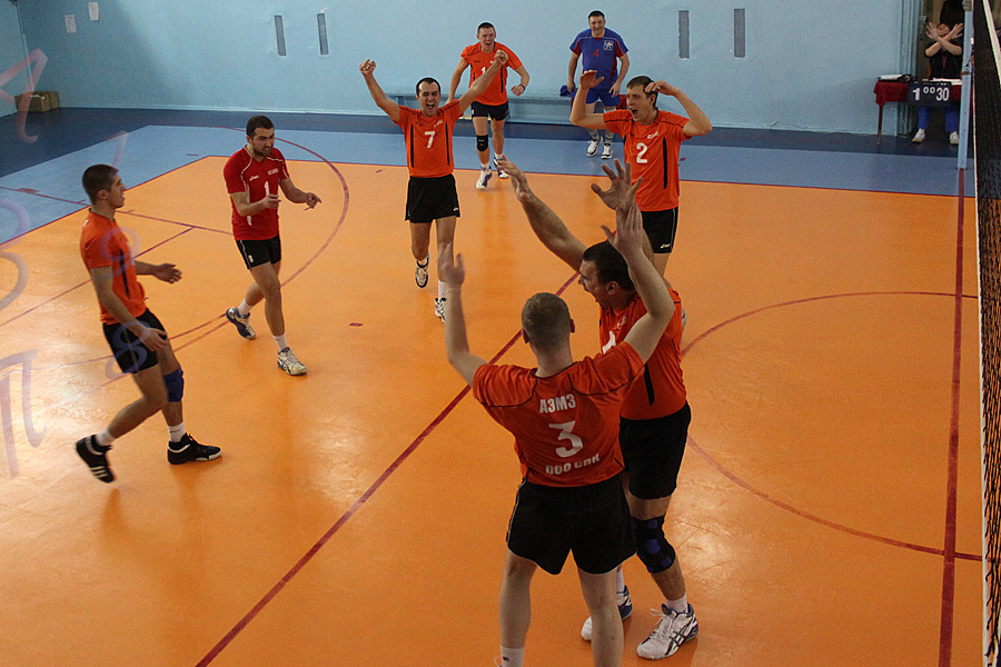 Момент финальной игры  мужского Турнира Памяти Виталия Апельройта - команды  Ангара и АЭМЗ