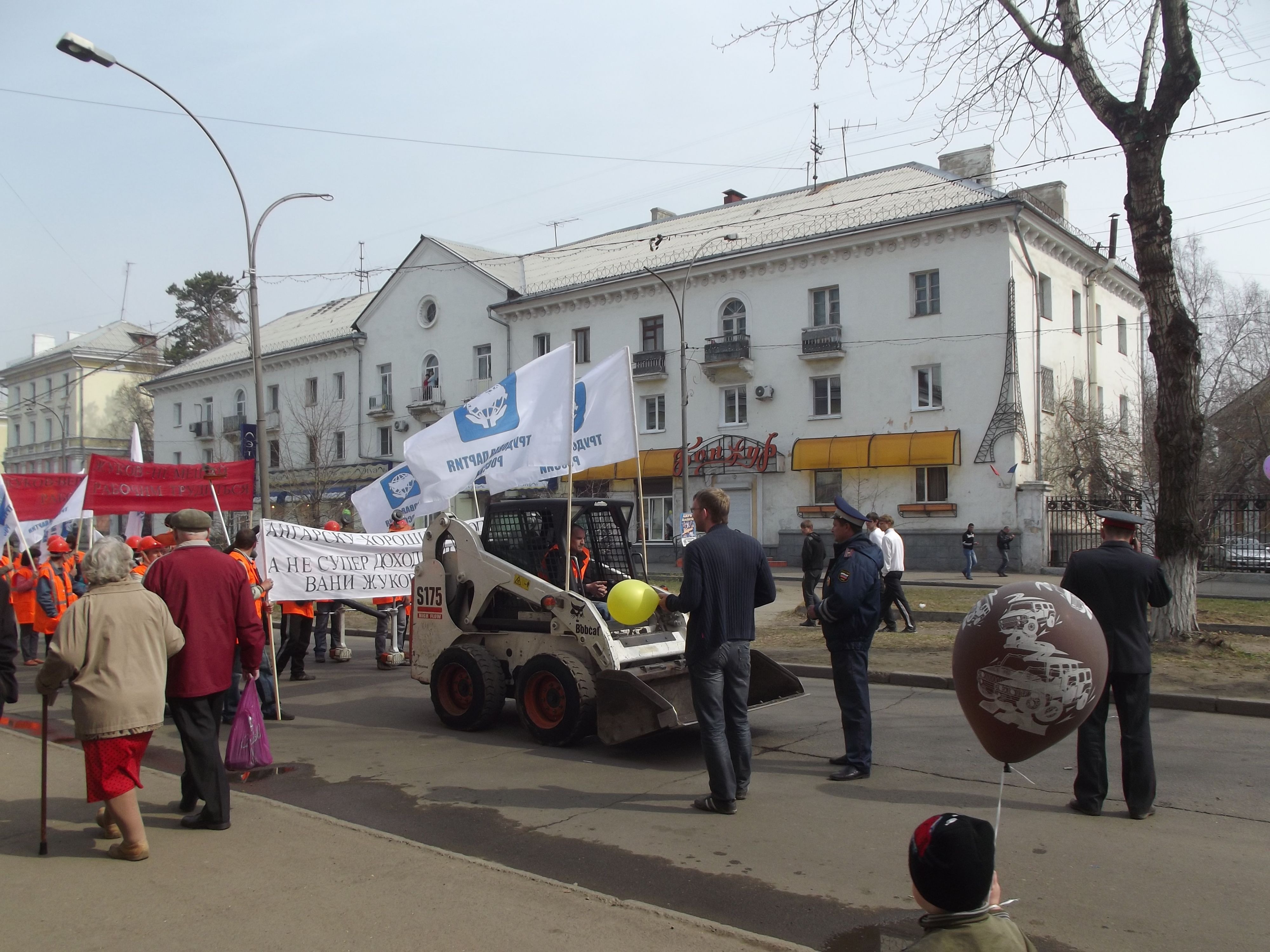 Пущать на площадь или не пущать?