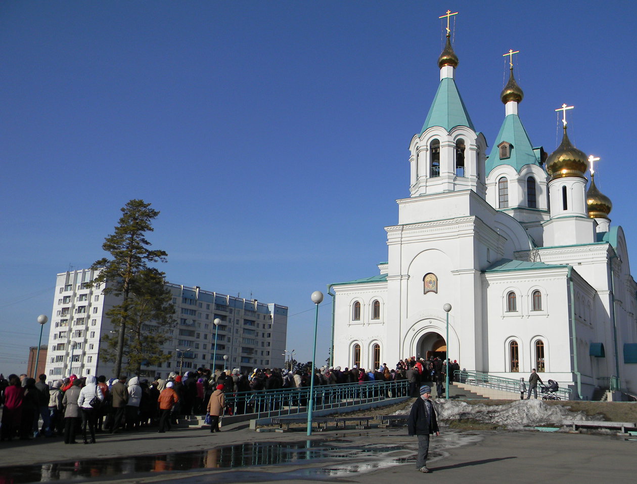 очередь к образу святого Николая Чудотворца 3