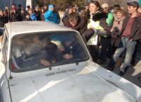 17 человек в запорожце: А вам слабо?