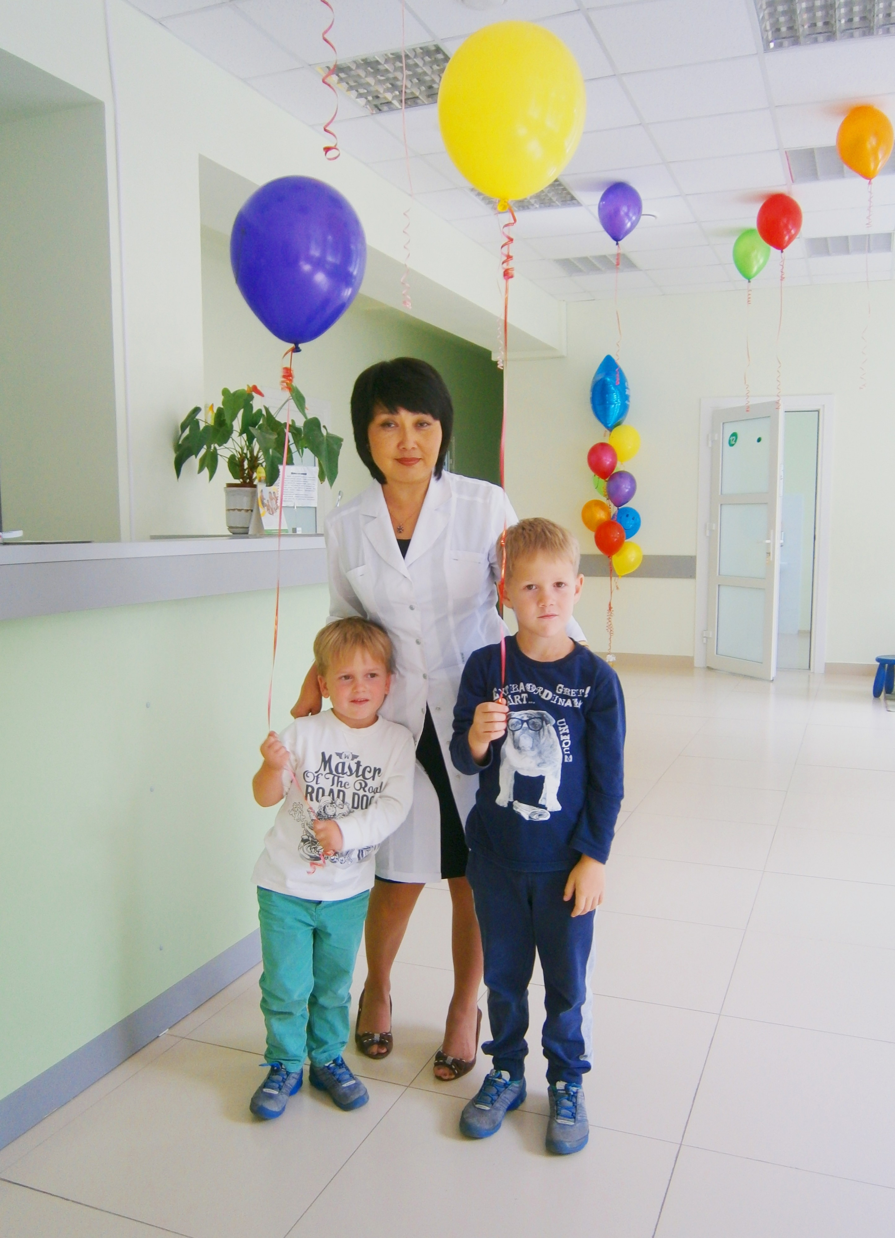 Юные пациенты "Планеты здоровья" с заведующей детским отделением ЦПМ