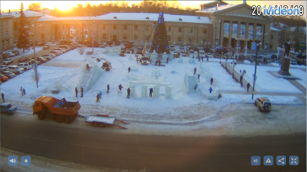 2014-12-19 На елку вешают сейчас гирлянды.