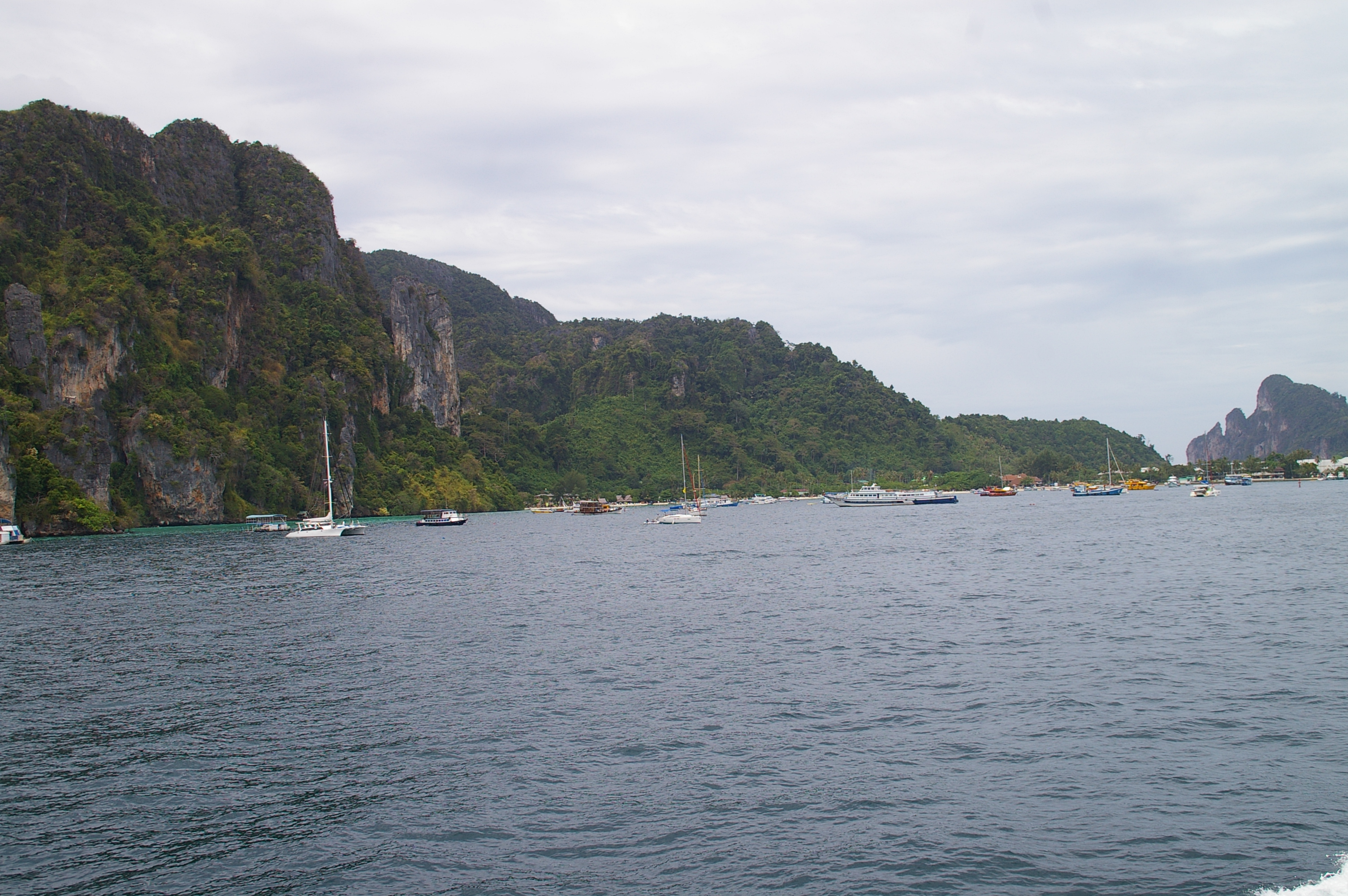 Бухта Тонсай, остров Пхи-Пхи-Дон