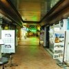 холл отеля прячется в недрах турфирм и магазинов
