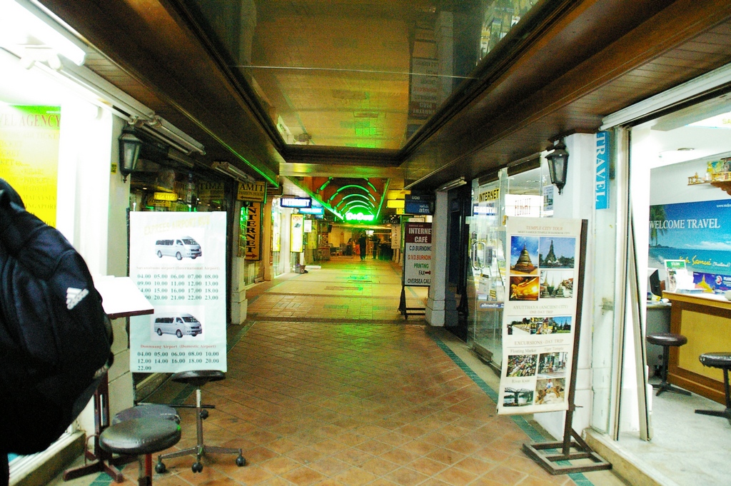 холл отеля прячется в недрах турфирм и магазинов