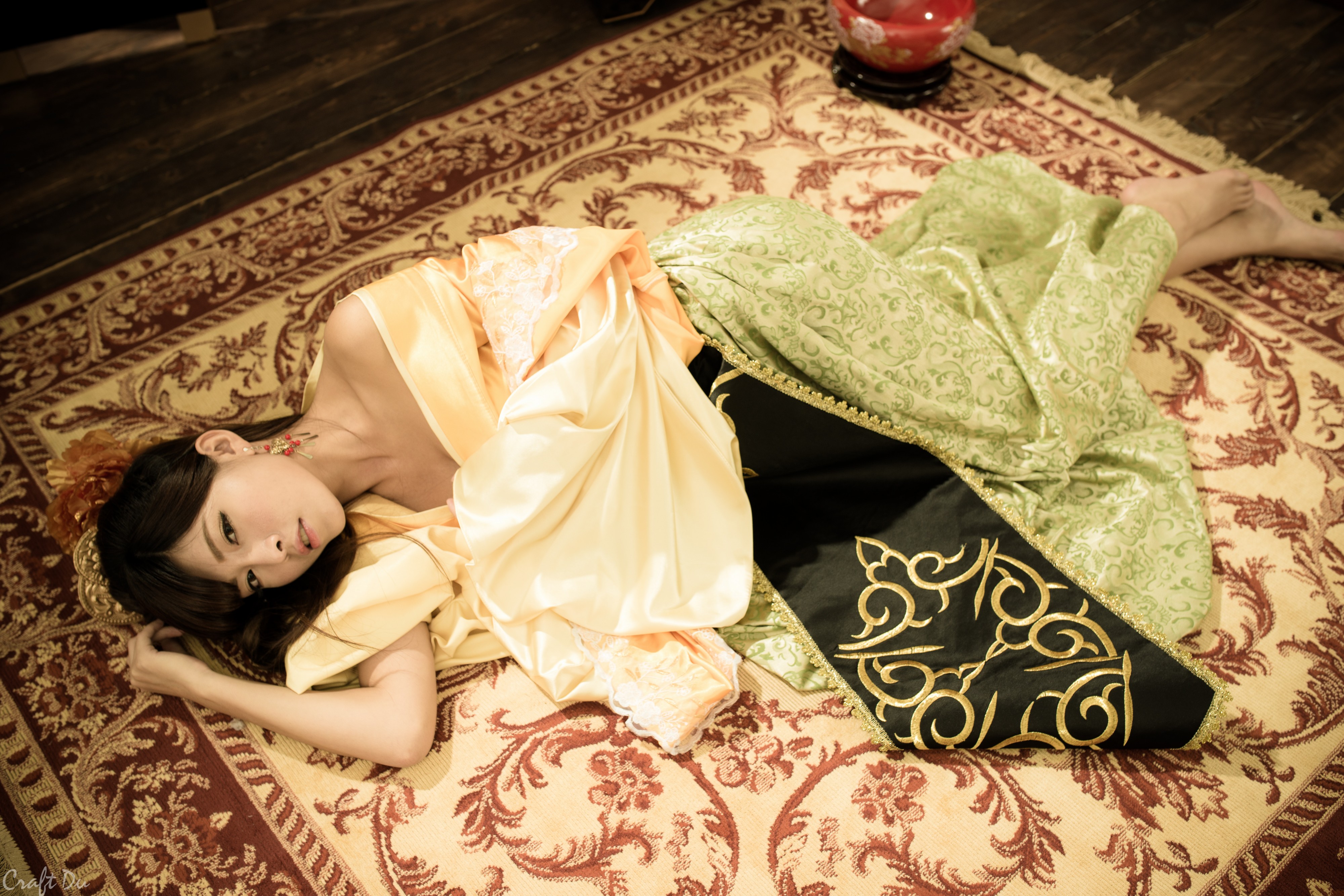 Девушка на ковре