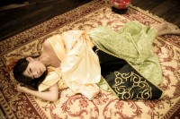 Девушка на ковре