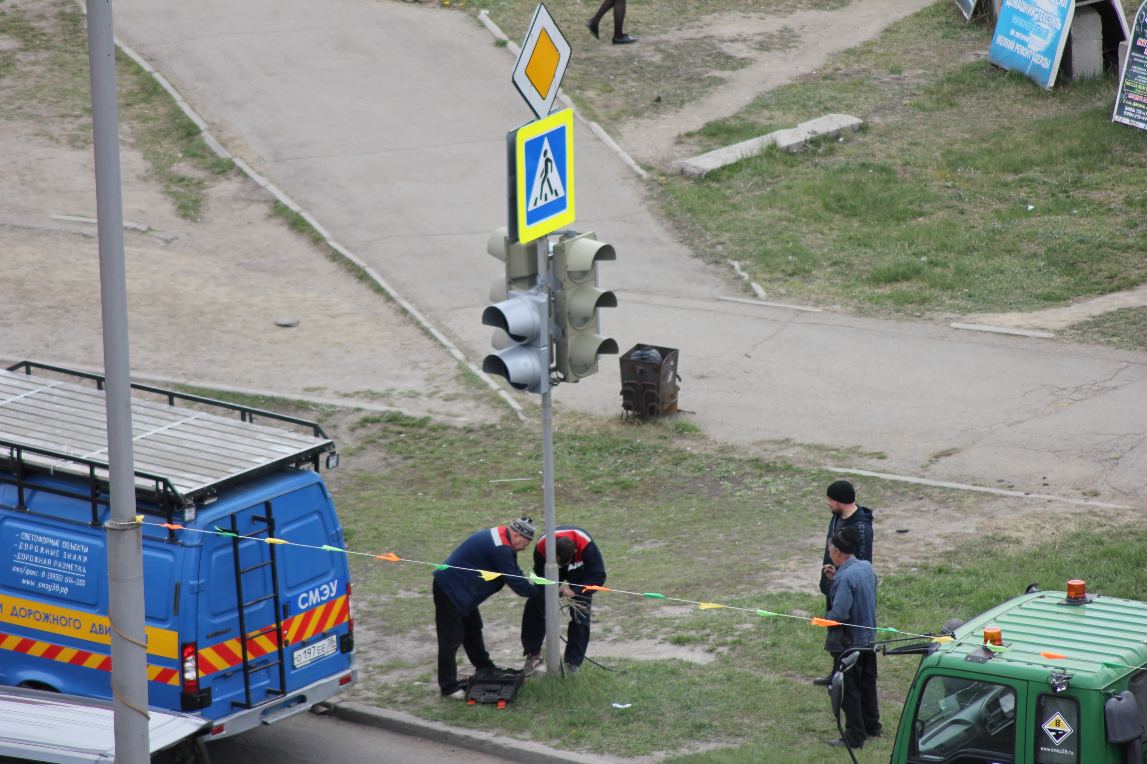 зелёный человечек возле Меги