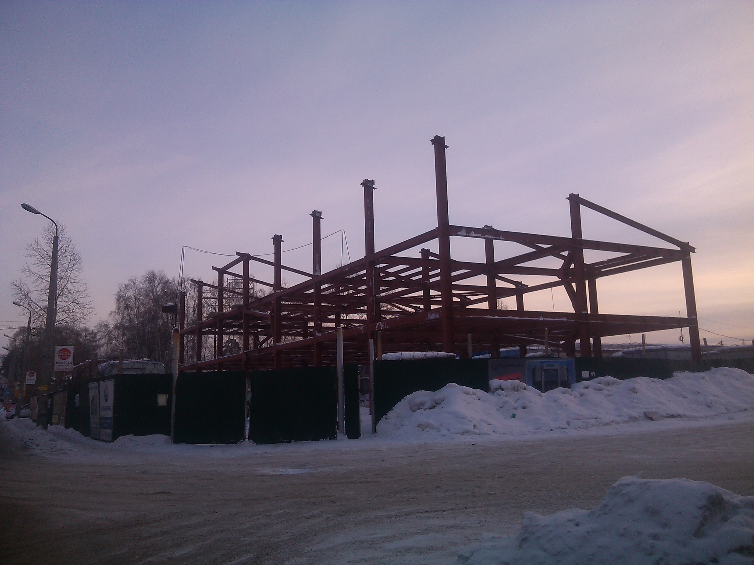 Строящийся ТЦ напротив 18м/р