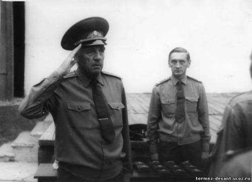 Генерал-лейтенант И. П. Вертелко при награждении бойцов Термезской ДШМГ