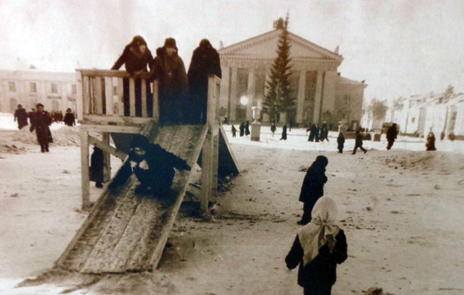 Ретро-горка на площади