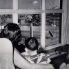 Мать и сын смотрят на облако-гриб после испытания ядерного оружия в Лас-Вегасе, 1953 год. Мать и сын смотрят на облако-гриб после испытания ядерного оружия в Лас-Вегасе, 1953 год.