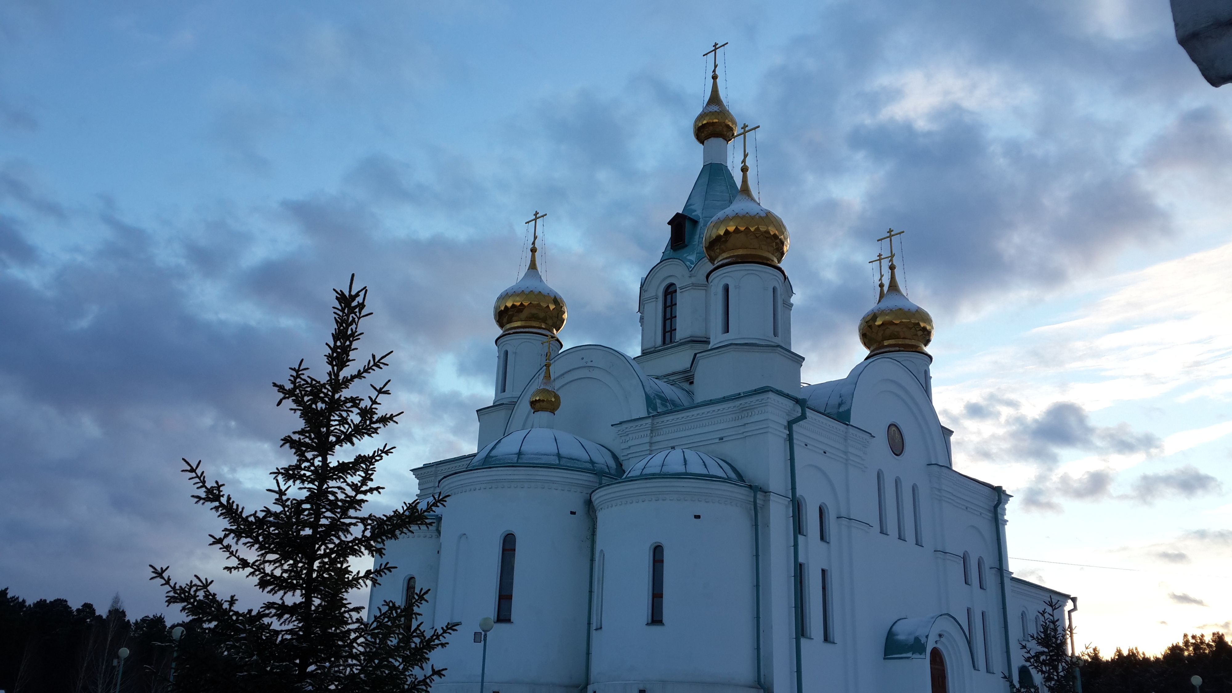 а небо осенью синее с проседью 