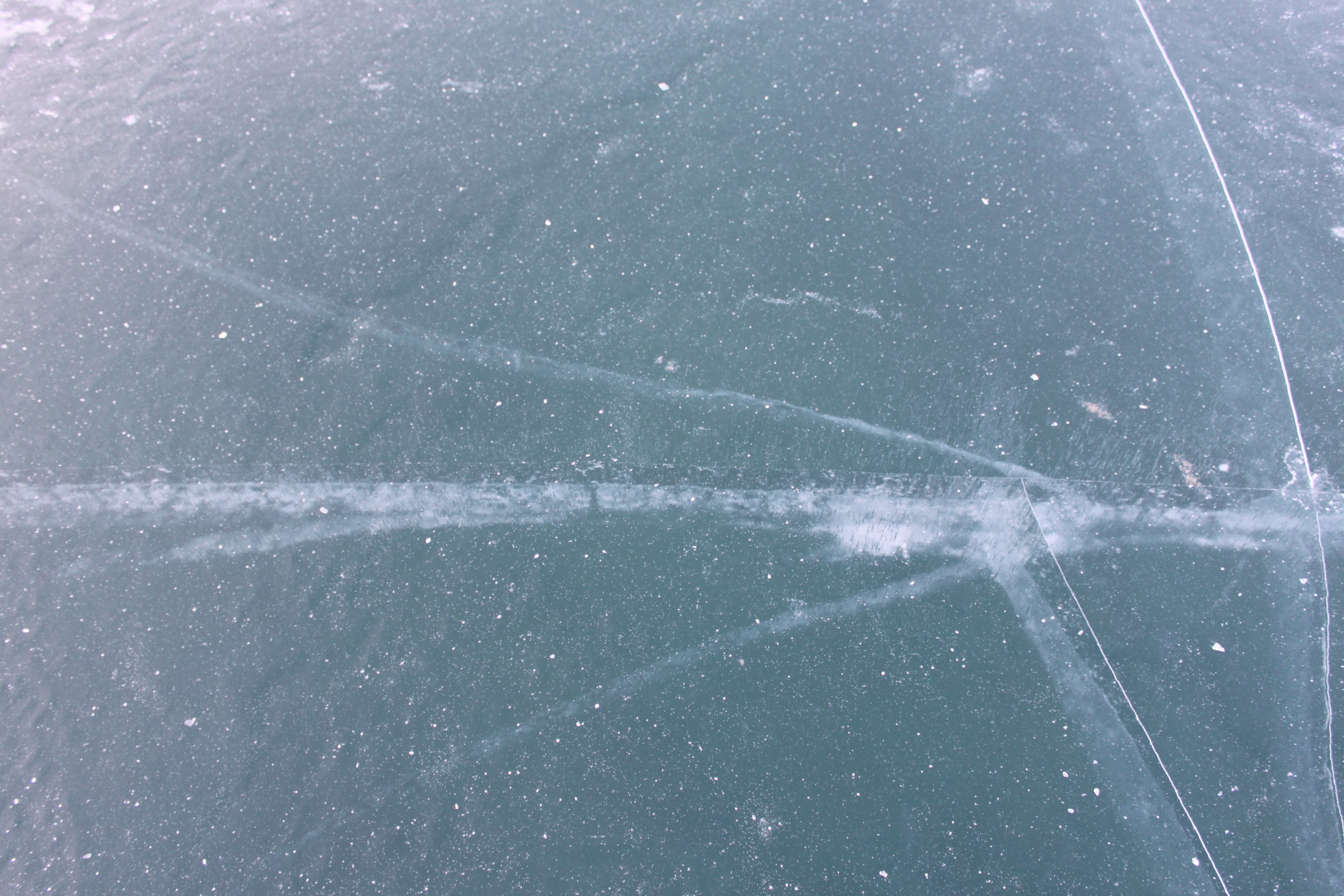 Лед тонкий еще 