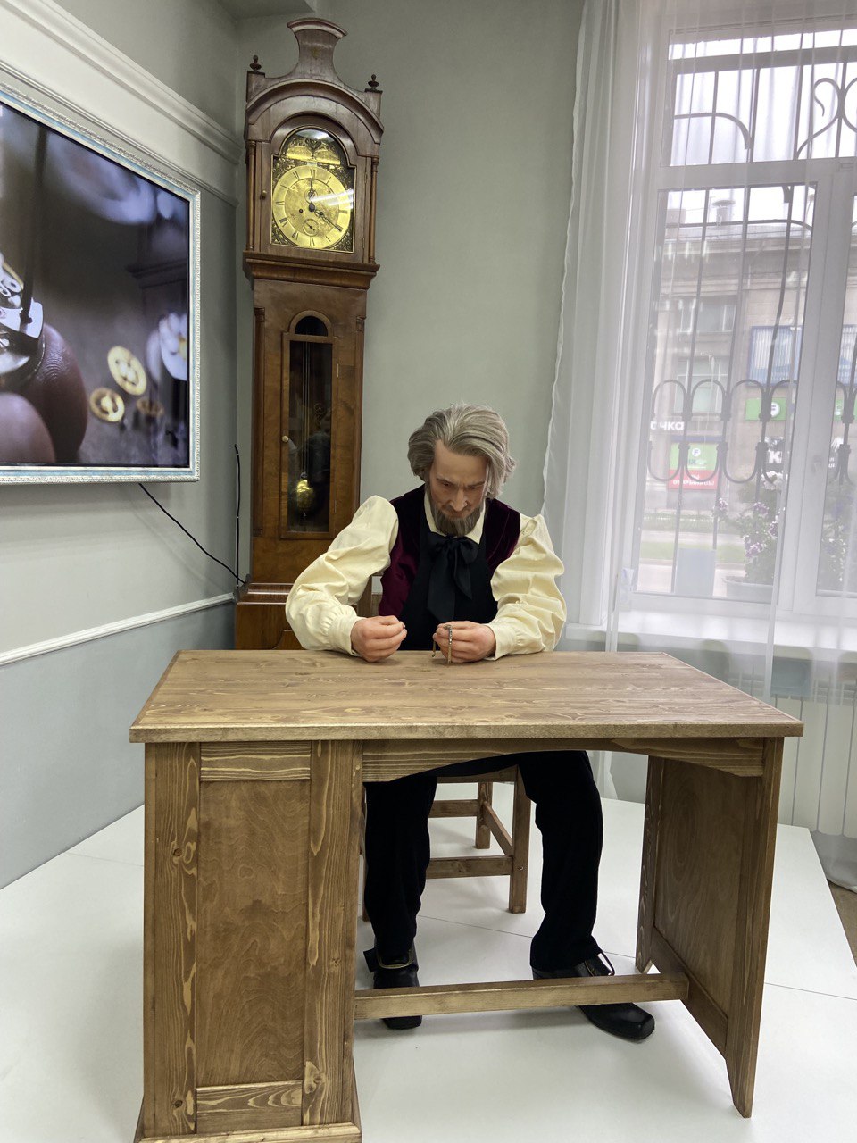 И сидит среди часов…