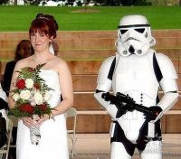 хто это справа: похоже, невеста не в курсе,  хто там рядом