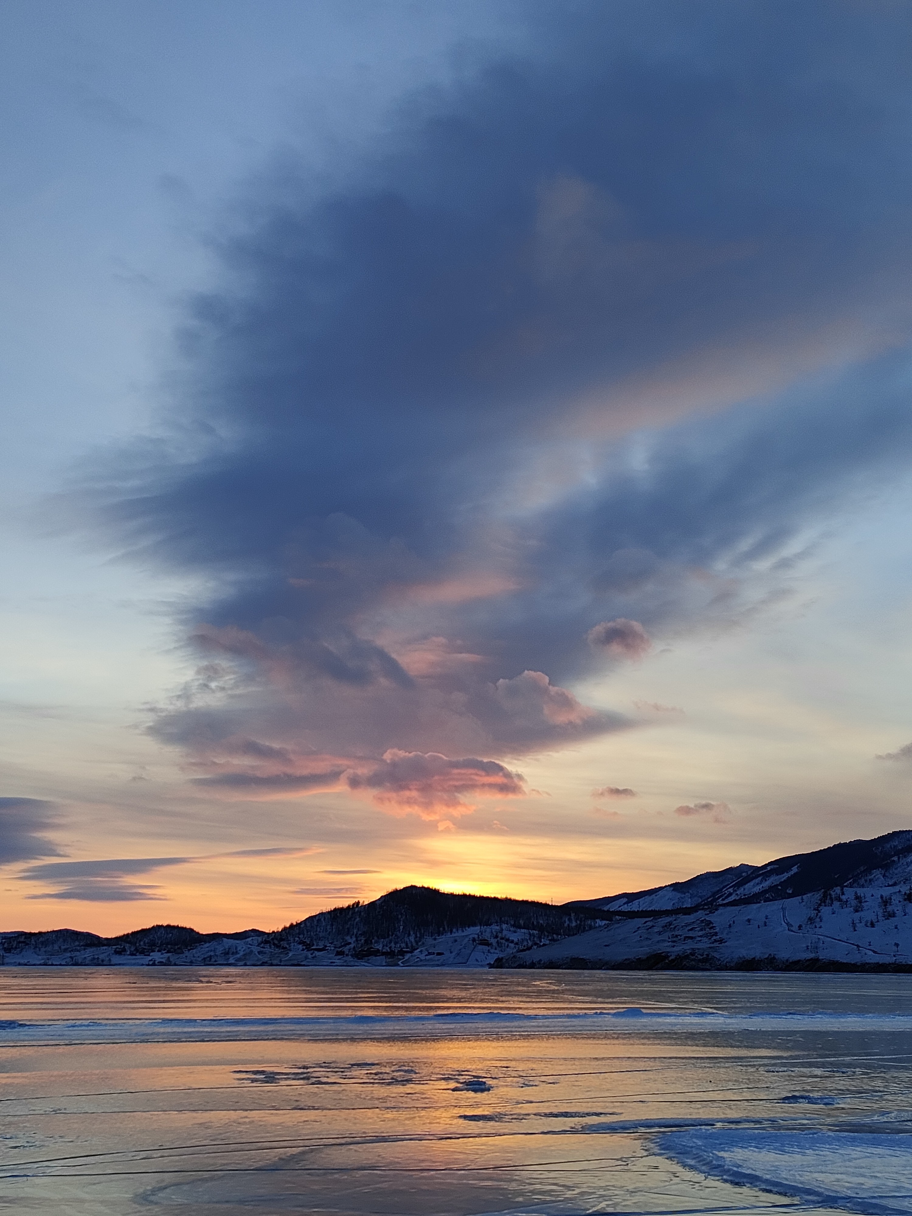 Закат на льду Байкала 