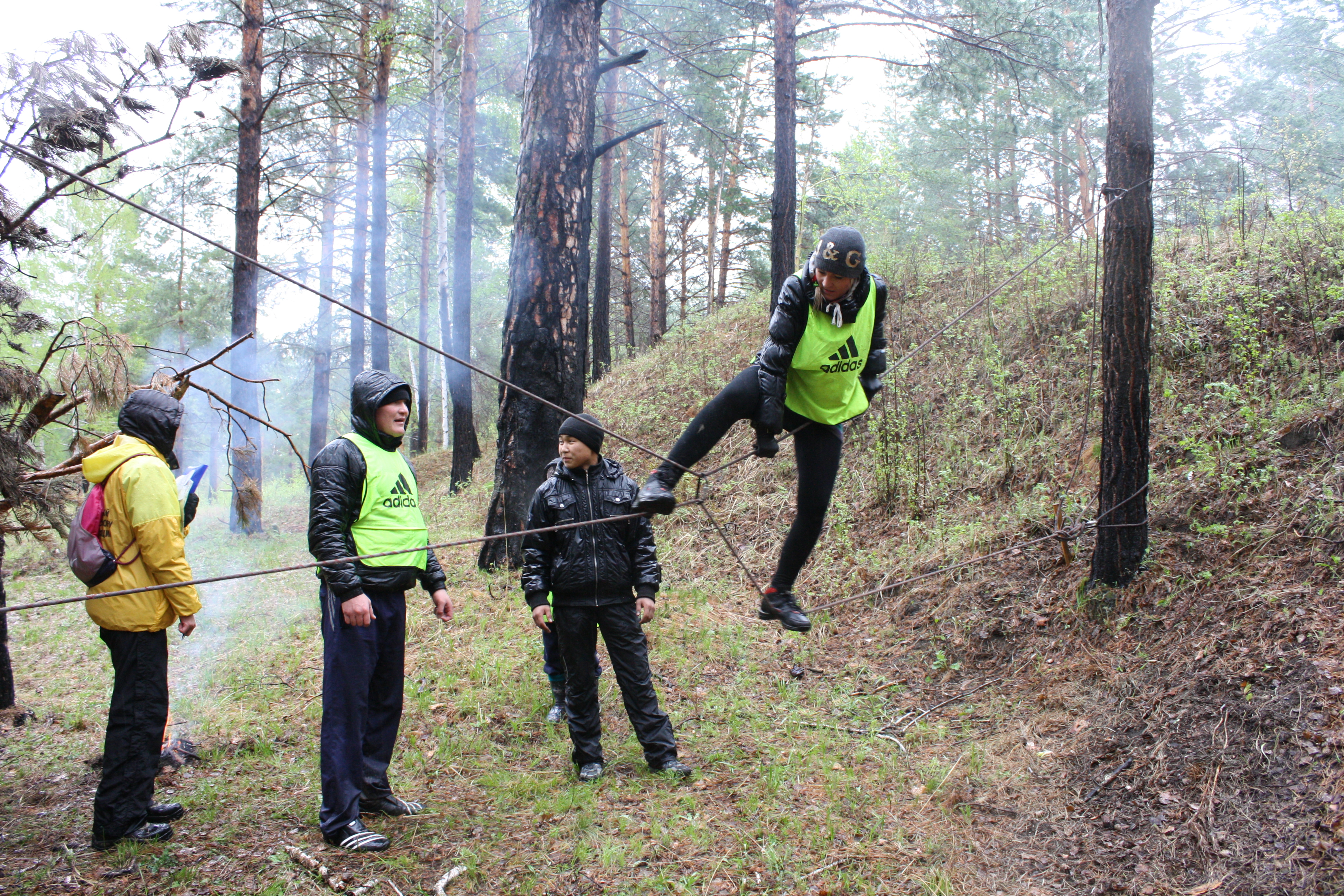 а бабочка крылышками бяк-бяк-бяк