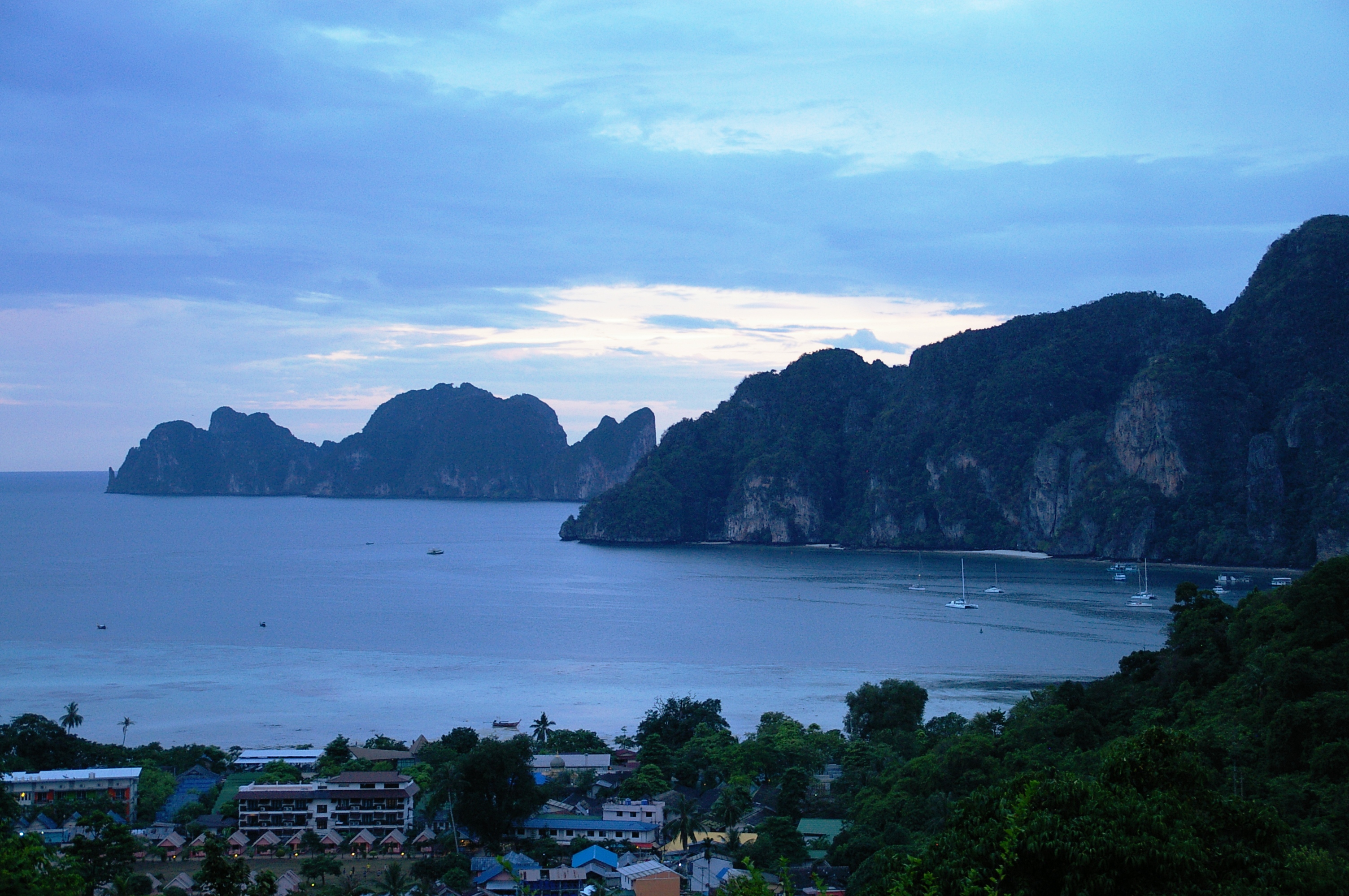 бухта Тонсай, а на заднем плане остров Пхи-Пхи-лей
