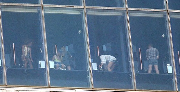 отель с прозрачными уборными))