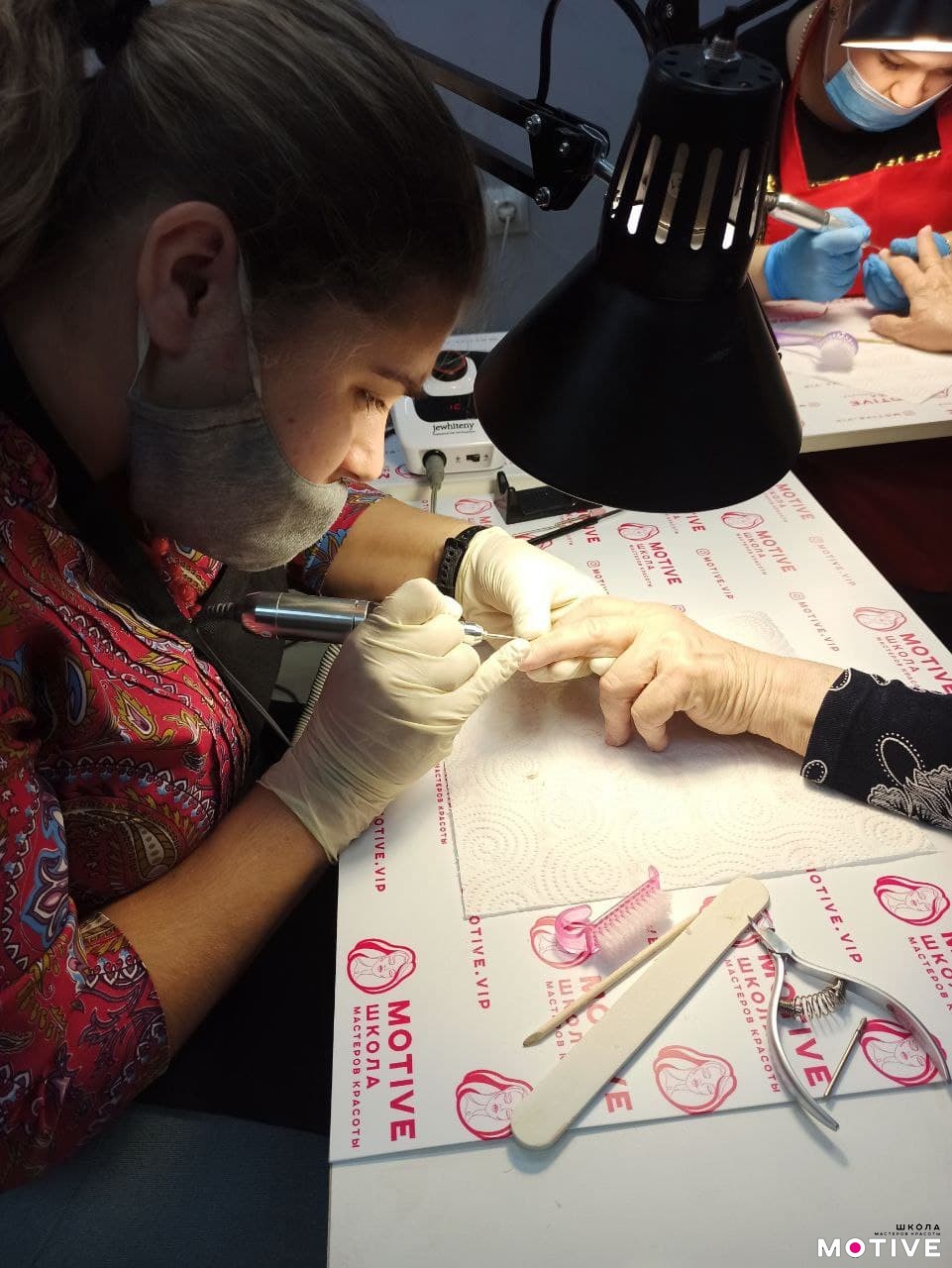 Групповые курсы мастеров маникюра