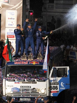 экипаж Каргинова празднует победу в Дакар-2014 на площади Вальпараисо