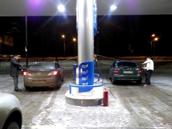 Новосибирск, дама заправляется на АЗС 1