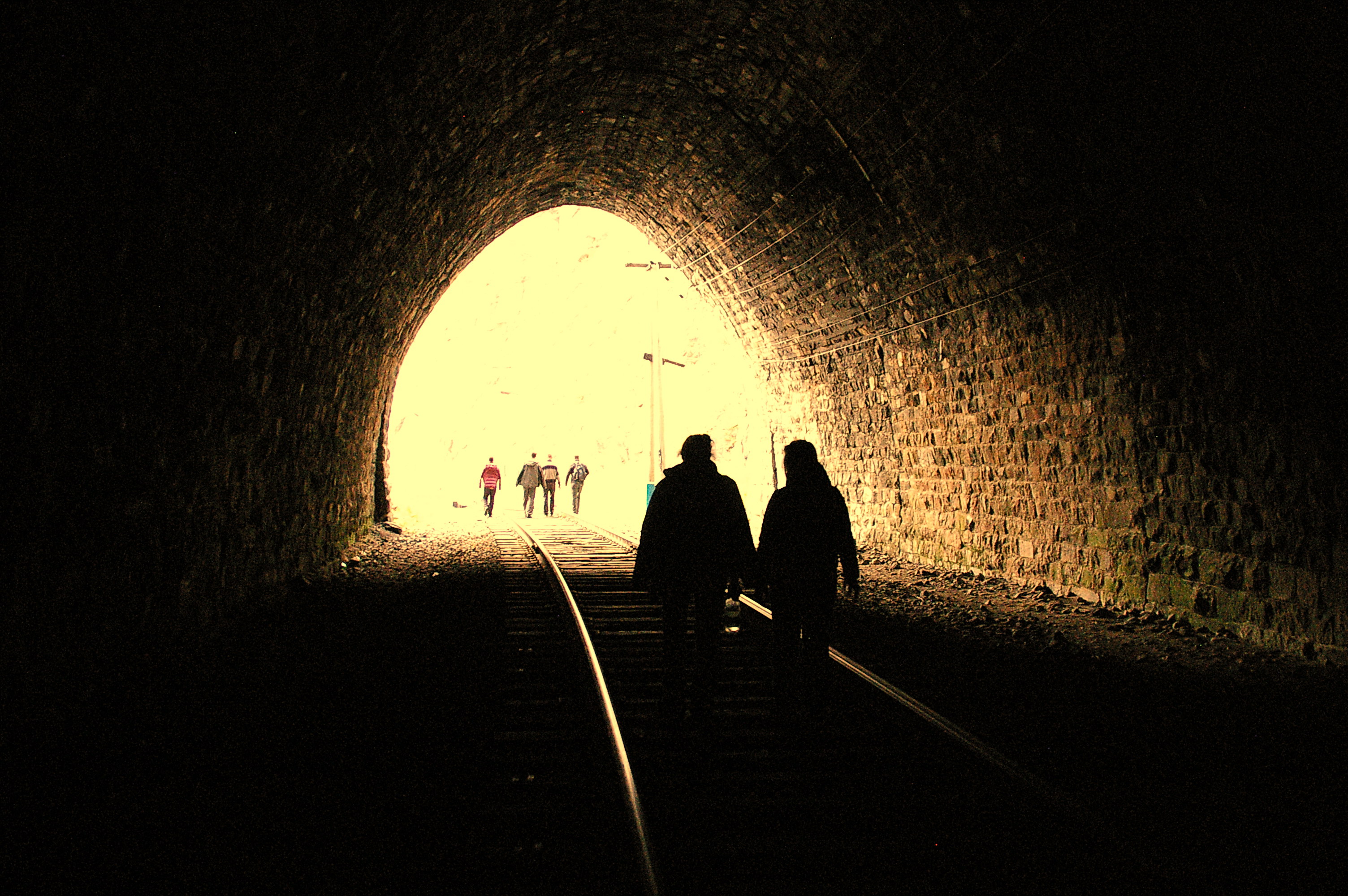 даже в самом темном тоннеле, как минимум - два выхода