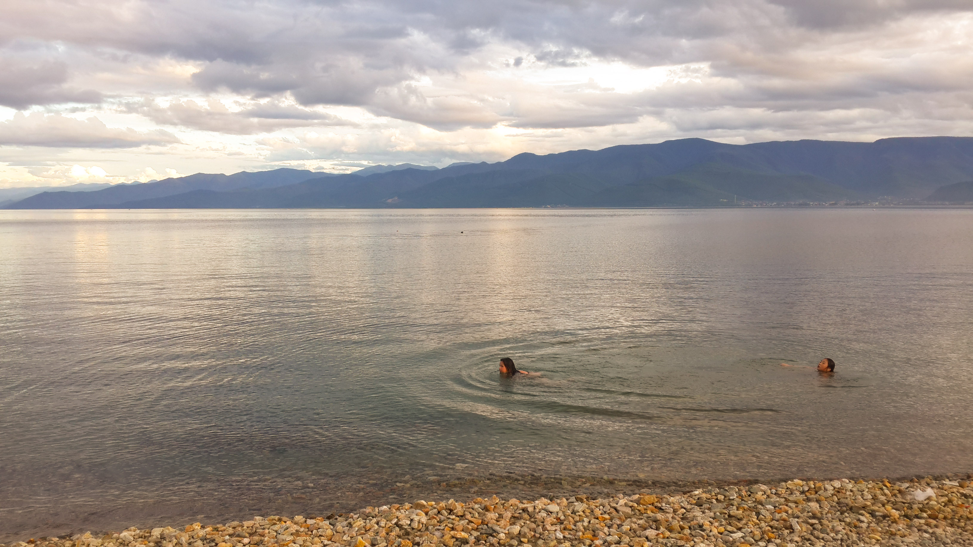 9 вечера в Култуке. Теплый Байкал, песчаный пляж,  горячая свежая рыбка. 