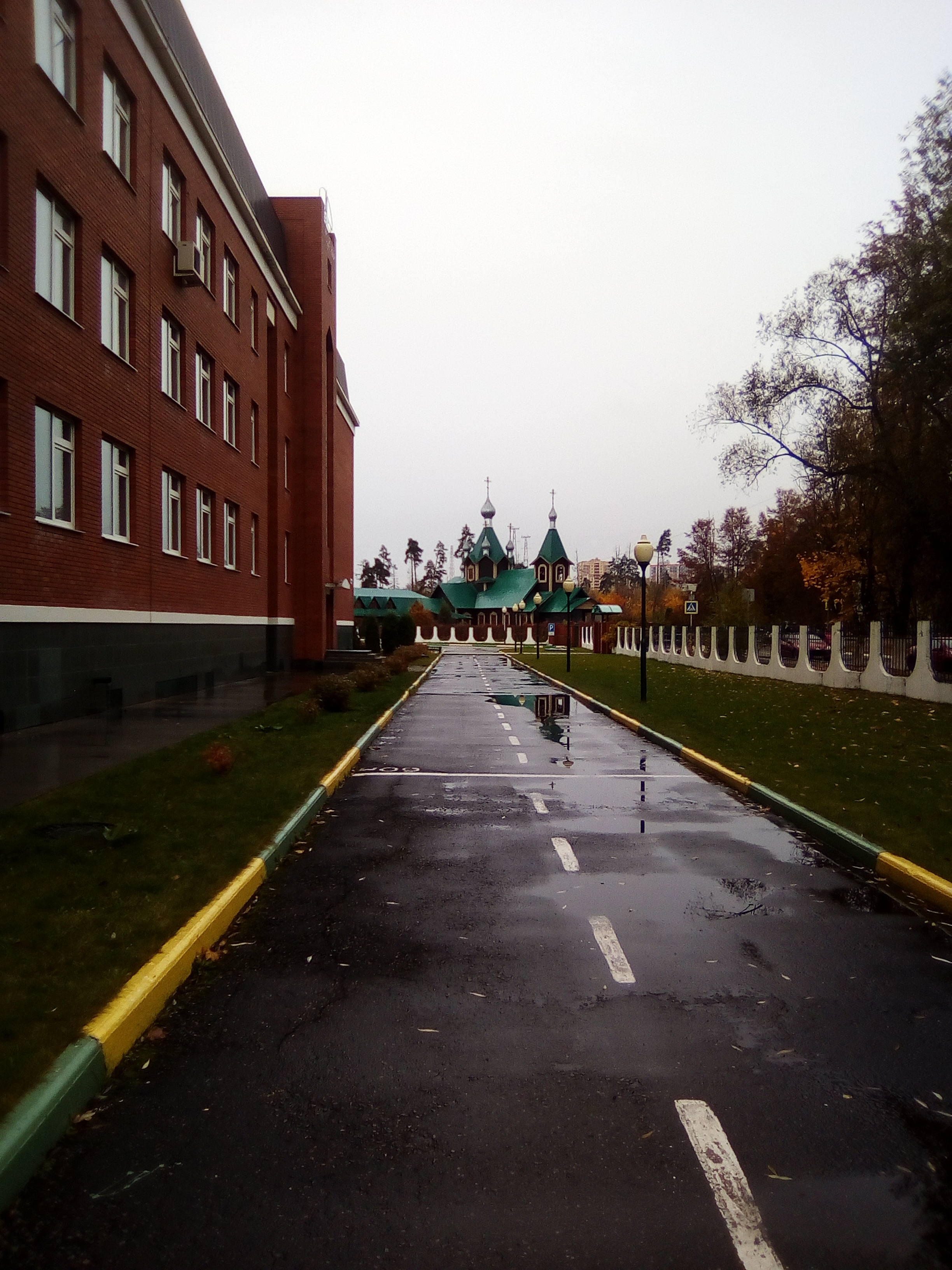 Территория школы.