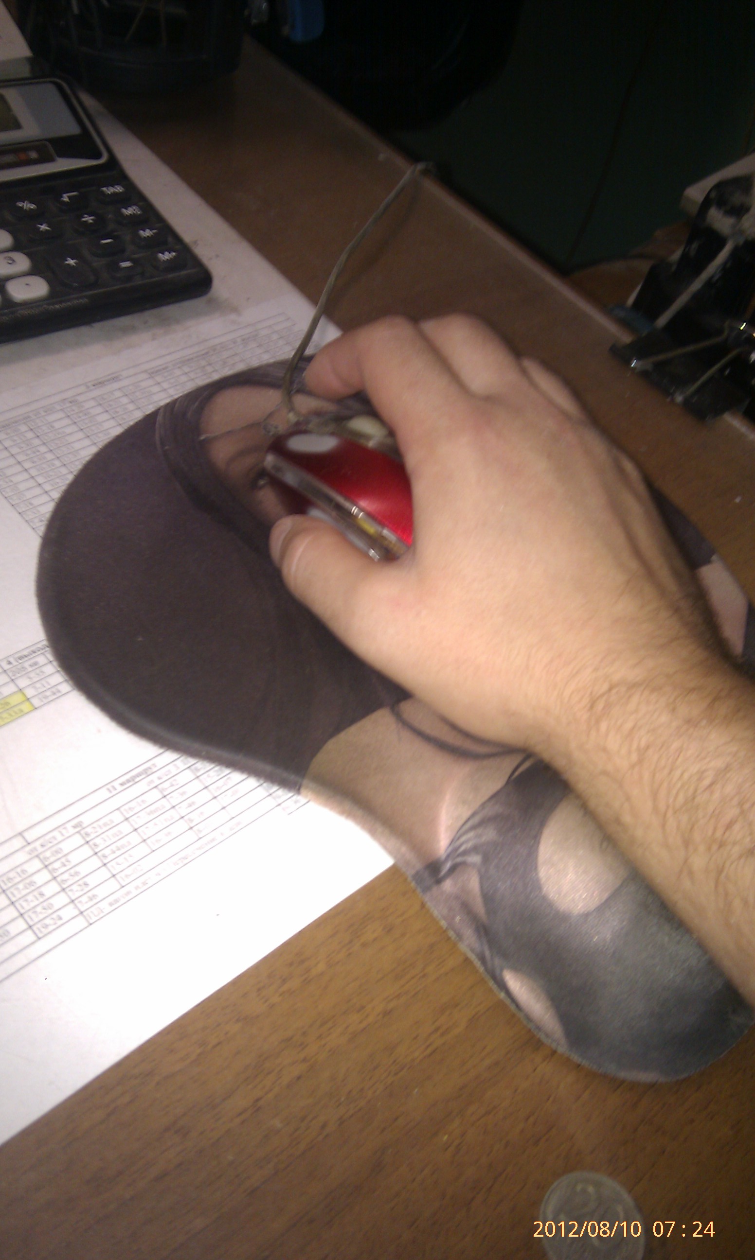 Сирёгина рука коия сжымаит мышь компьютернорабочую))))