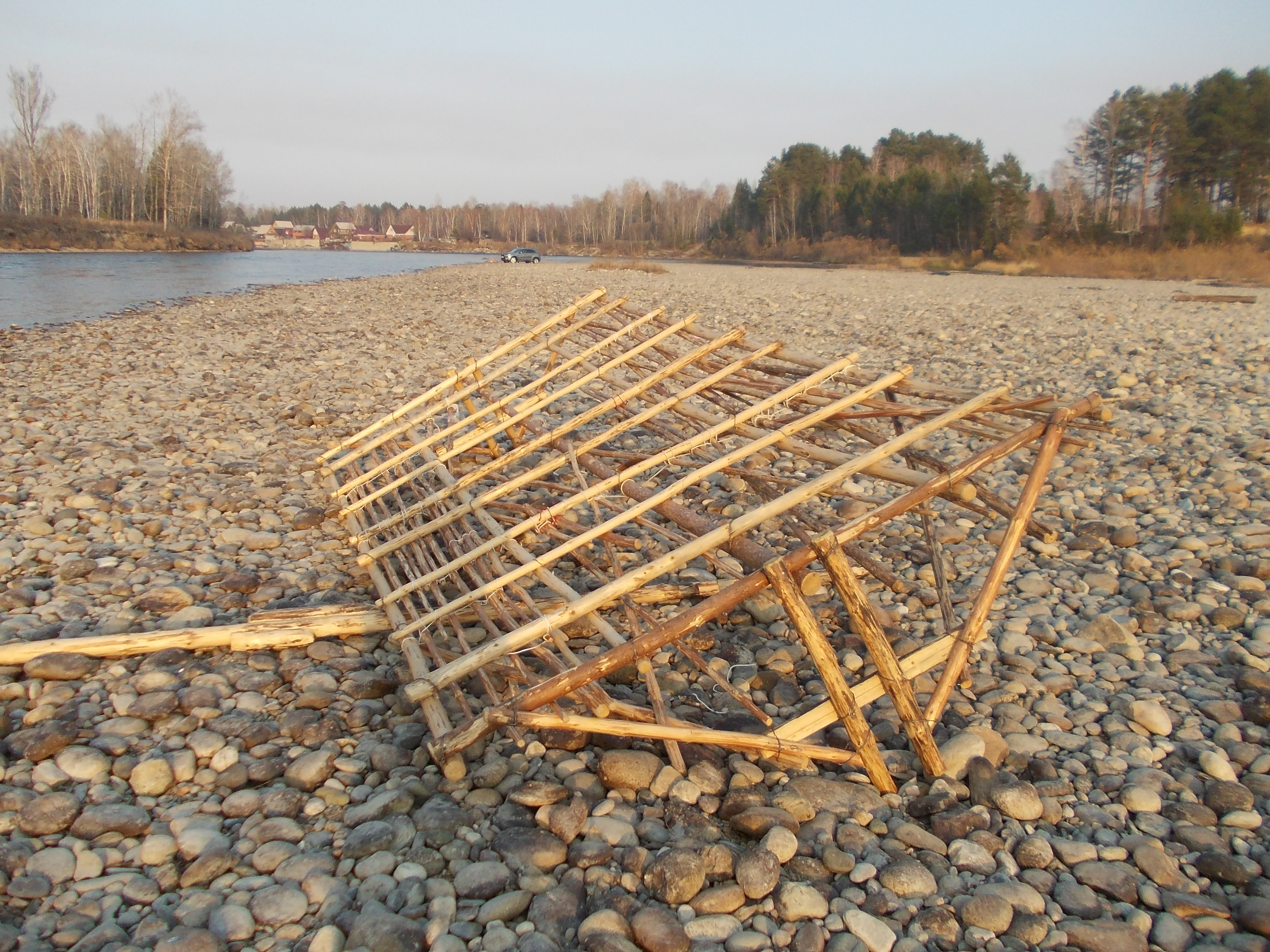 Кто знает-чей это плот? Обнаружен недалеко от базы отдыха Китойские зори