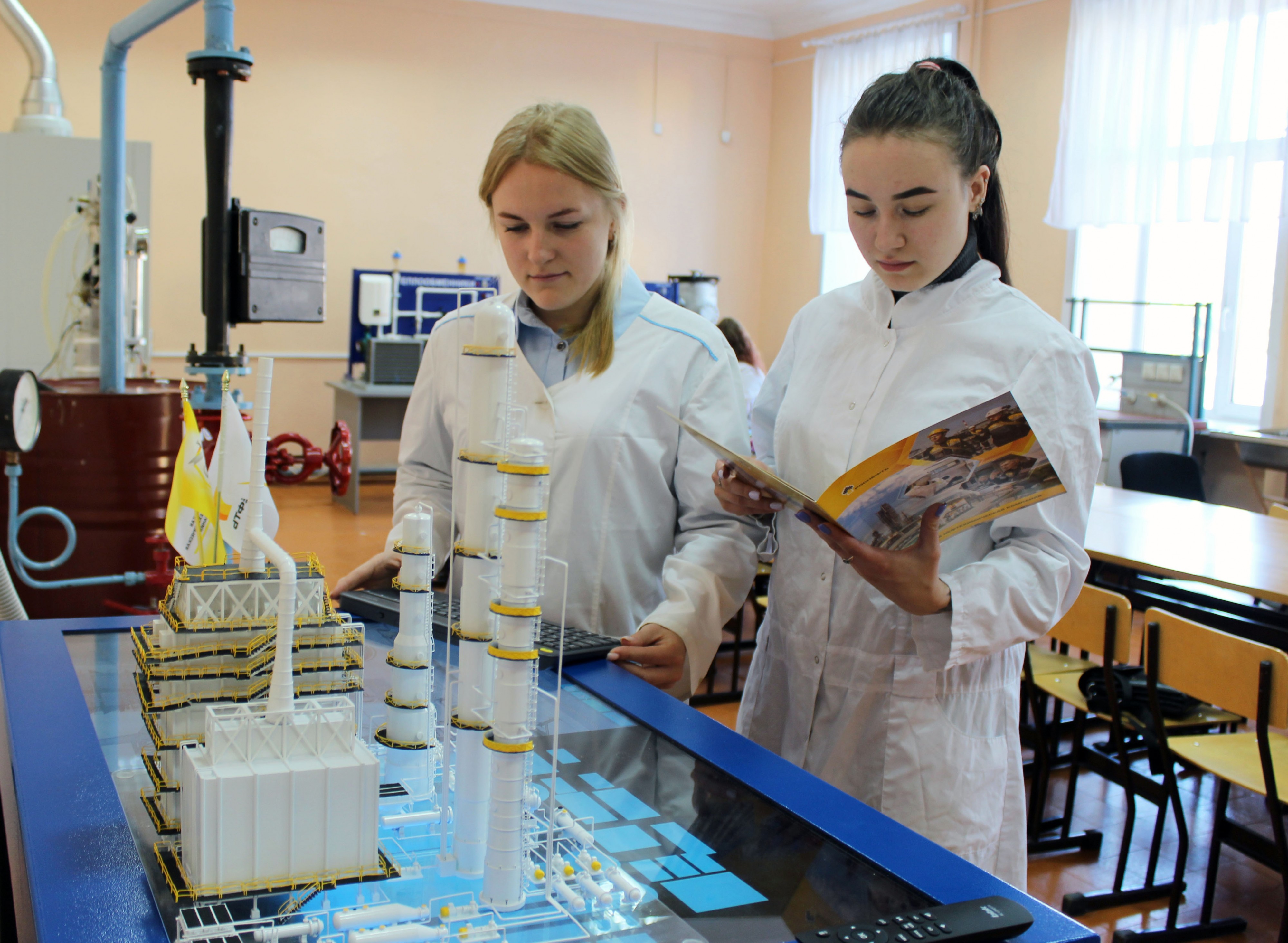 АНХК выделила средства на новые лабораторные приборы для Ангарского политехнического техникума