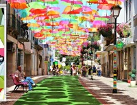 Улица зонтов в городке Агуеда, Португалия.