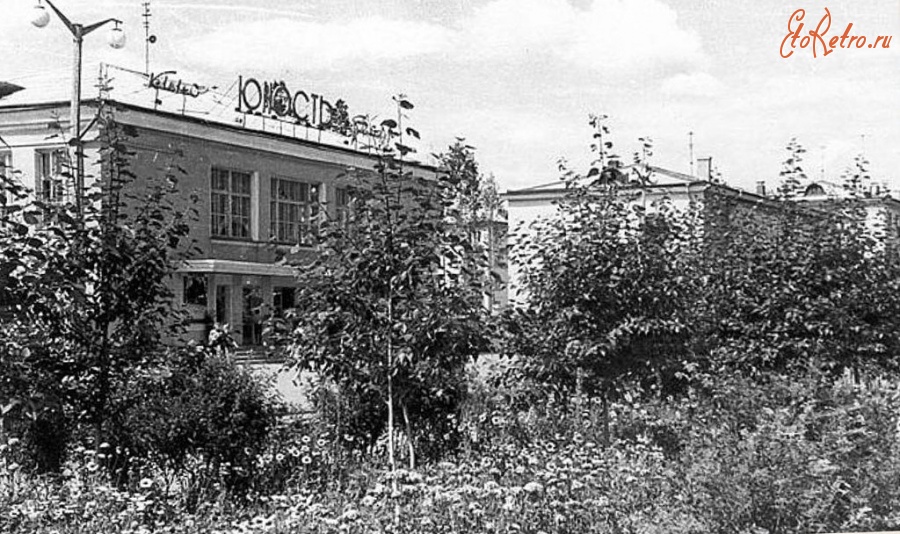 Некошеная трава у "Юности"