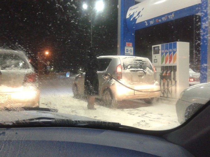 Новосибирск, дама заправляется на АЗС 2